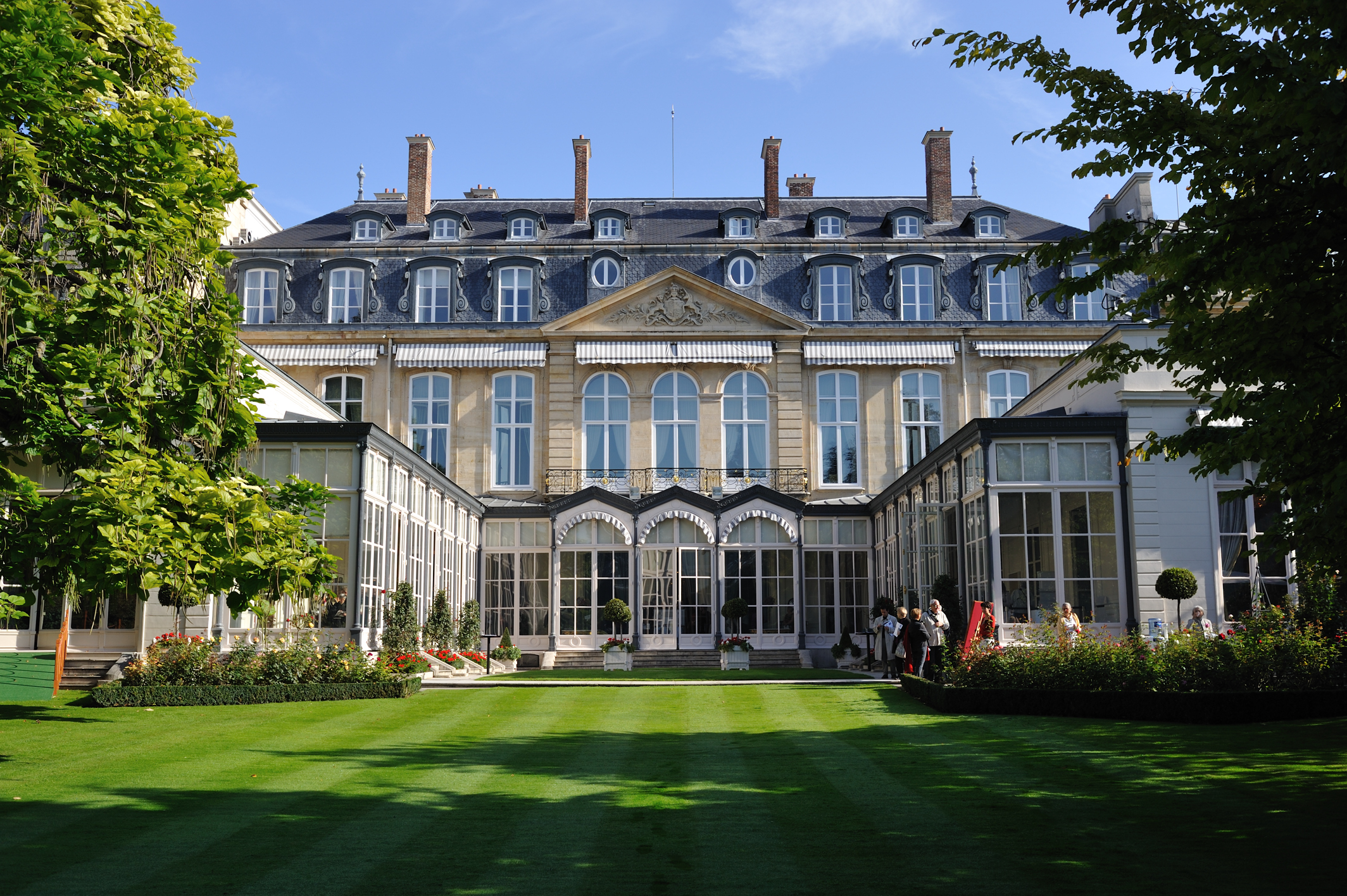 Το σκανδαλιστικό παρελθόν της βρετανικής πρεσβείας στο Παρίσι