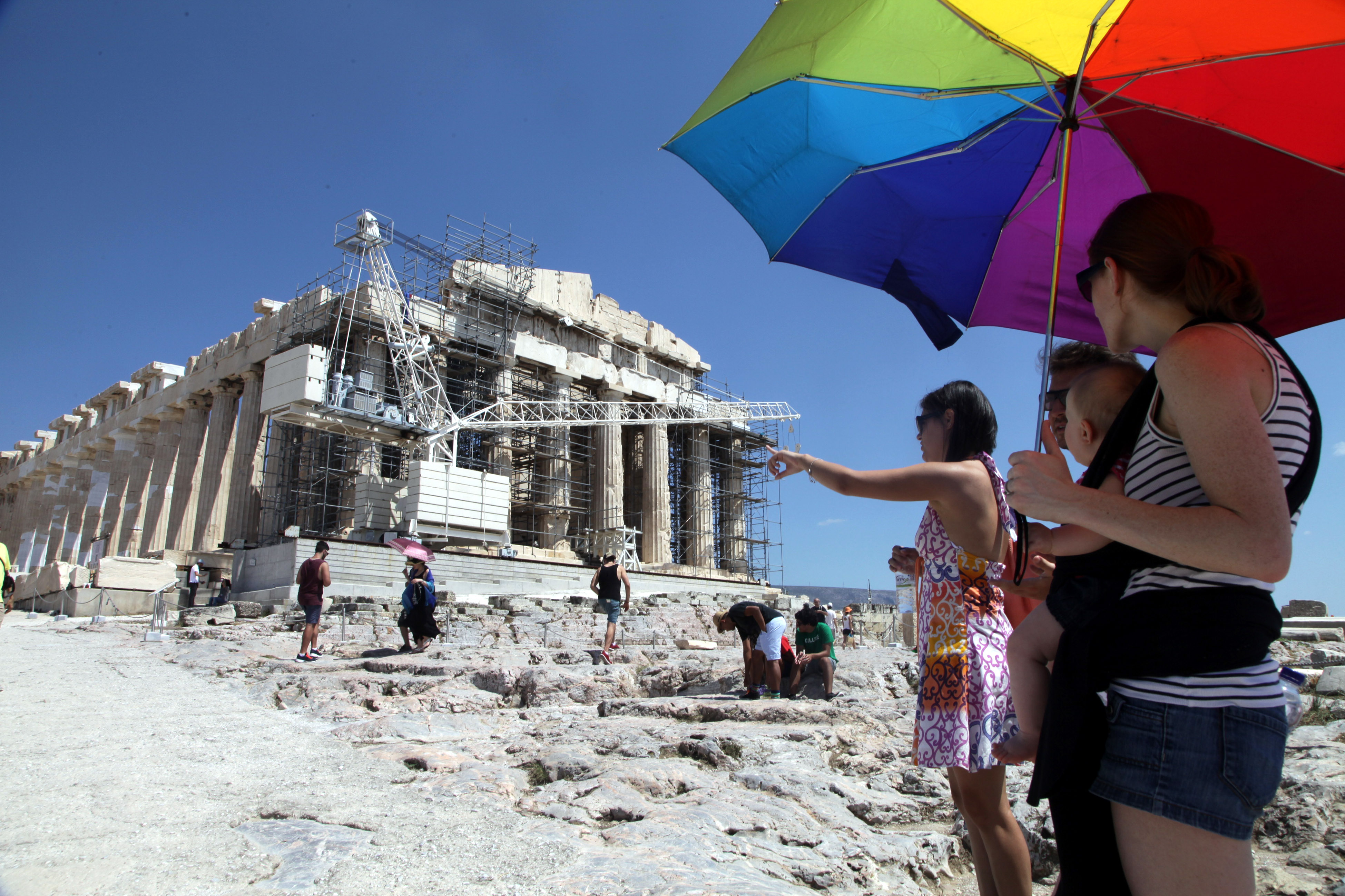 Σχεδόν πέντε εκατομμύρια τουρίστες επισκέφθηκαν την Ελλάδα τον Αύγουστο