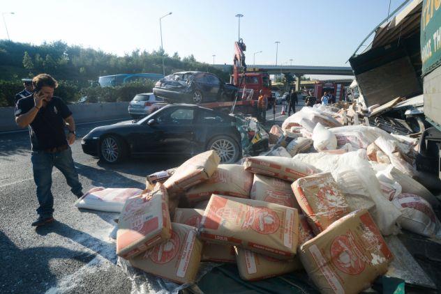 Καραμπόλα νταλίκας με 11 ΙΧ αυτοκίνητα στην κάθοδο του Κηφισού