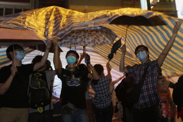 Χονγκ Κονγκ: Συλλήψεις διαδηλωτών, ενώ η κοινή γνώμη στρέφεται υπέρ τους