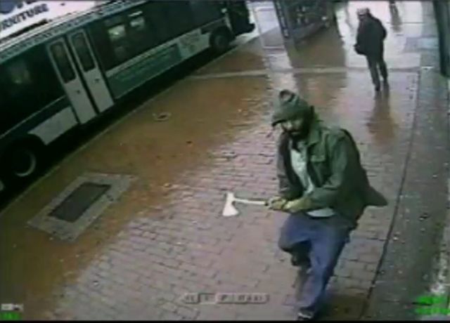 Ανδρας με τσεκούρι επιτέθηκε σε αστυνομικούς στη Νέα Υόρκη