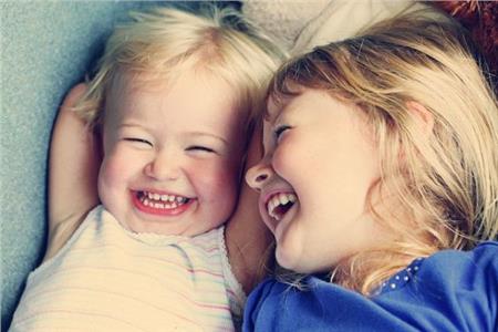 Το γέλιο βελτιώνει την ικανότητα μάθησης του παιδιού και τη μνήμη του
