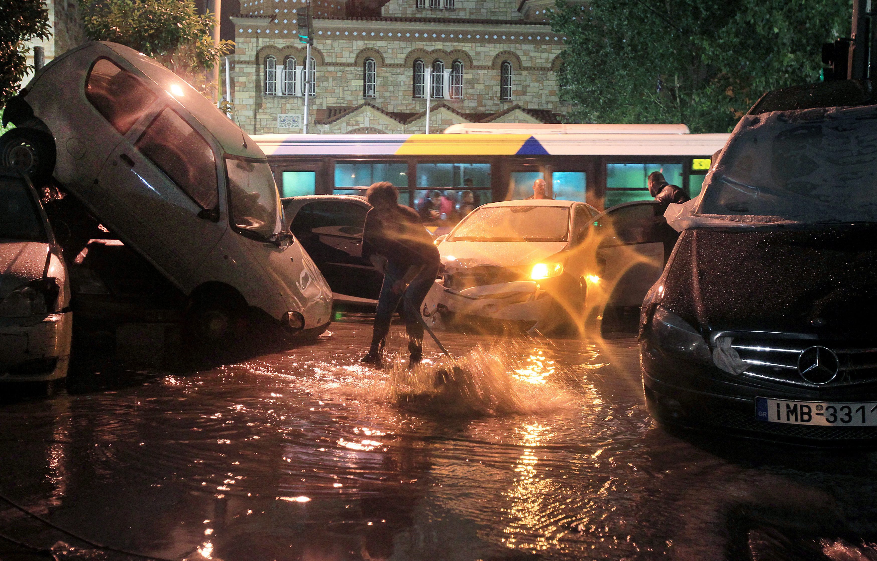 Τις πληγές τους μετρούν οι δήμοι της Αττικής μετά τη νεροποντή