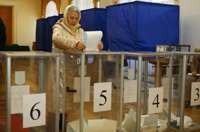 Στις κάλπες οι Ουκρανοί για να εκλέξουν νέο Κοινοβούλιο