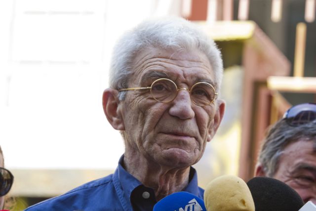 Τα… μαγικά του Γιάννη Μπουτάρη για να κρύψει το τσιγάρο του