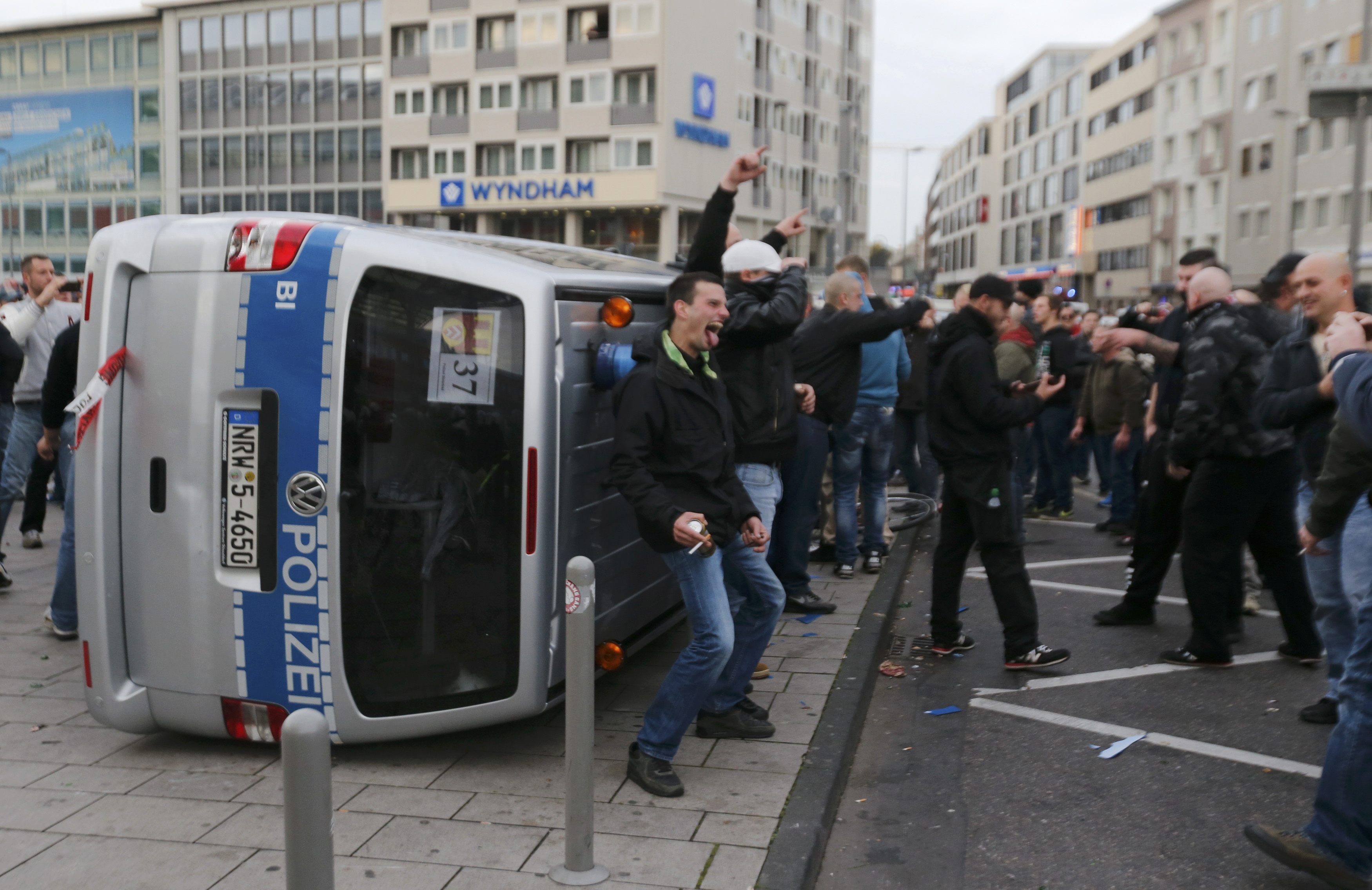 Χούλιγκαν και ακροδεξιοί εναντίον σαλαφιστών στους δρόμους της Κολωνίας