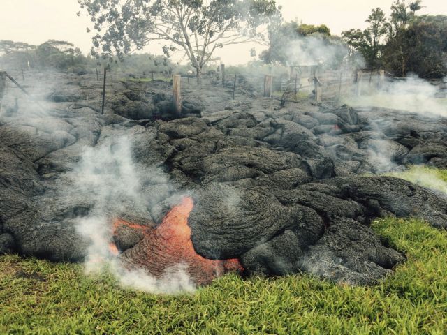 Χαβάη: Σπίτια πλησιάζει η καυτή λάβα από το ηφαίστειο Κιλόεα