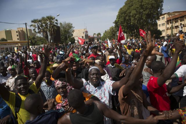 Ανάφλεξη στην Μπουρκίνα Φάσο, διαδηλωτές βάζουν φωτιά στη Βουλή