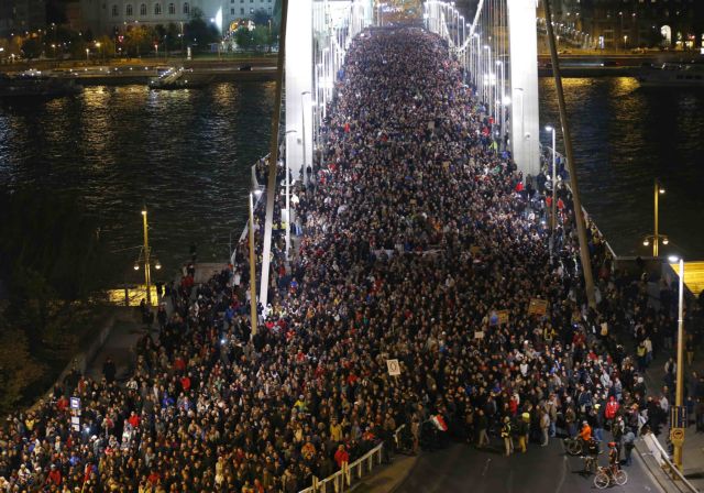 Αποσύρει η Ουγγαρία το φόρο στο Διαδίκτυο μετά τις διαδηλώσεις