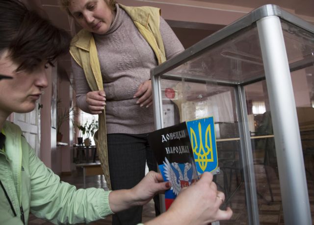 Μέρκελ προς Πούτιν: Παράνομες οι εκλογές στην ανατολική Ουκρανία