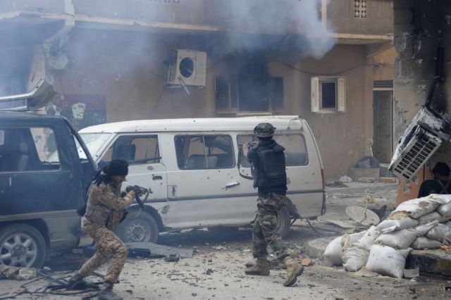 Σφοδρές μάχες στη Βεγγάζη, φεύγουν οι κάτοικοι για να σωθούν