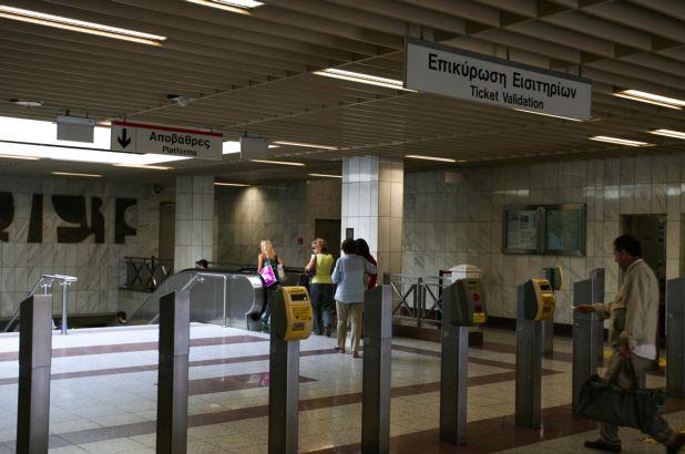 Έρευνα για την καταγγελία άνεργης ότι τη χαστούκισε ελεγκτής στο Μετρό