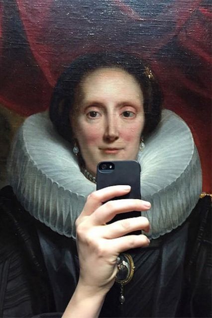 Ούτε τα έργα τέχνης αντιστέκονται στη μανία των… selfies