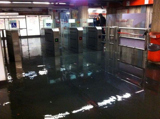 Η Ιταλία σε συναγερμό λόγω κακοκαιρίας, κεραυνός χτύπησε αεροσκάφος