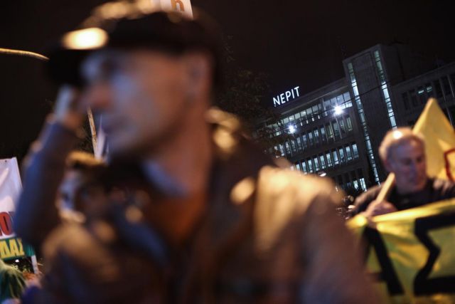 Συγκέντρωση έξω από το ραδιομέγαρο της Αγίας Παρασκευής