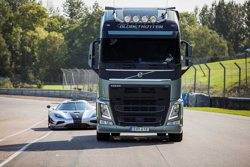 Volvo FH Vs Koenigsegg One:1: Σύγκρουση γιγάντων