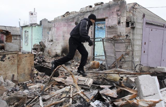 Σφοδροί βομβαρδισμοί στην ανατολική Ουκρανία δοκιμάζουν την εκεχειρία