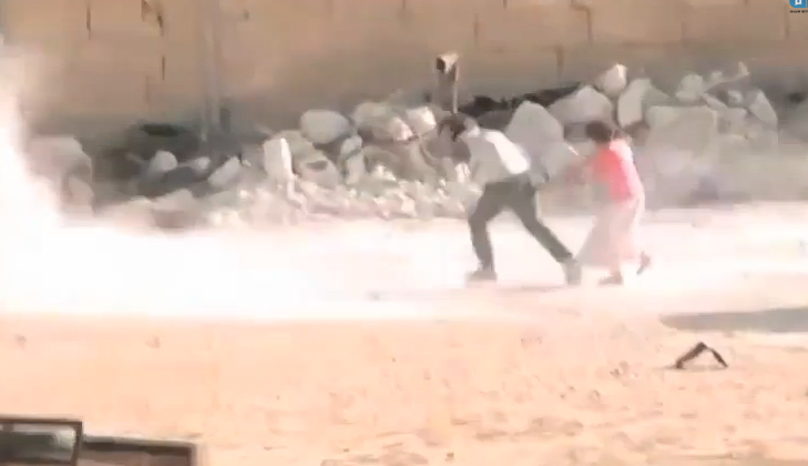 Συρία: Αγόρι αψηφά τα πυρά ελεύθερου σκοπευτή για να σώσει κοριτσάκι