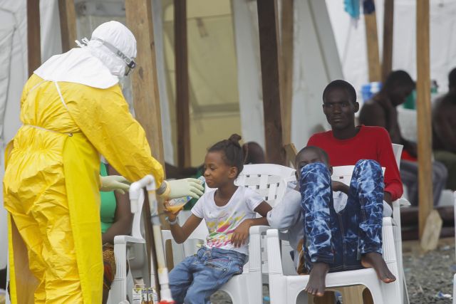 Κλινικές δοκιμές για τη θεραπεία του Έμπολα αρχίζουν οι Γιατροί Χωρίς Σύνορα