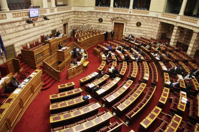 Οξεία αντιπαράθεση στη Βουλή για τα επεισόδια στη Νομική