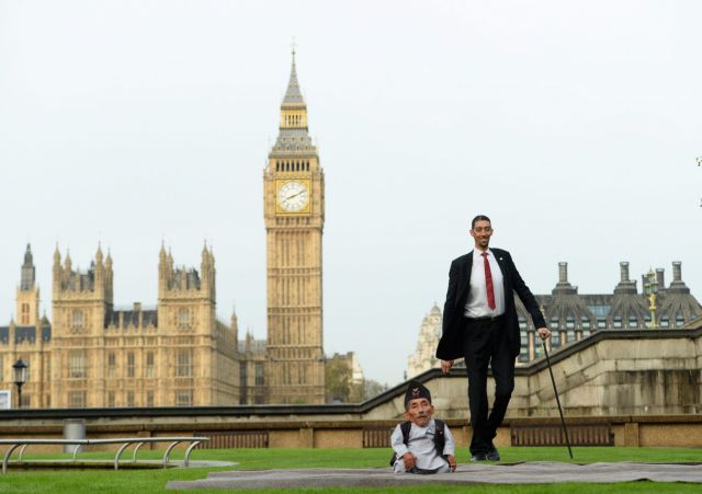 Ο πιο ψηλός και ο πιο κοντός άνδρας του κόσμου φωτογραφήθηκαν μαζί