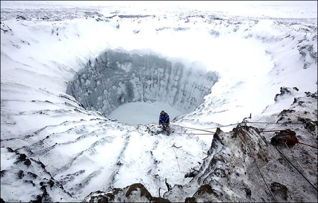 Kατάβαση σε μυστηριώδη κρατήρα της Σιβηρίας -φωτογραφίες