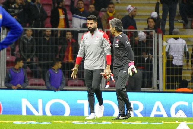 Αποδοκιμάστηκε και… έφυγε ο Βολκάν Ντεμιρέλ