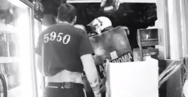 Έρευνα για το «πλιάτσικο» των ΜΑΤ σε περίπτερο στα Εξάρχεια