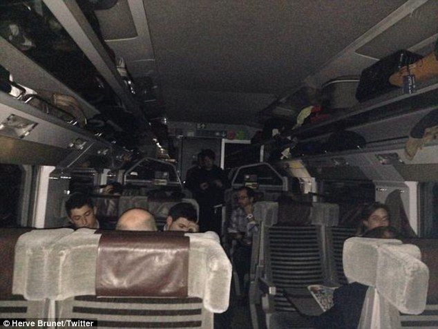 Εκατοντάδες επιβάτες του Eurostar εγκλωβίστηκαν για ώρες στο σκοτάδι