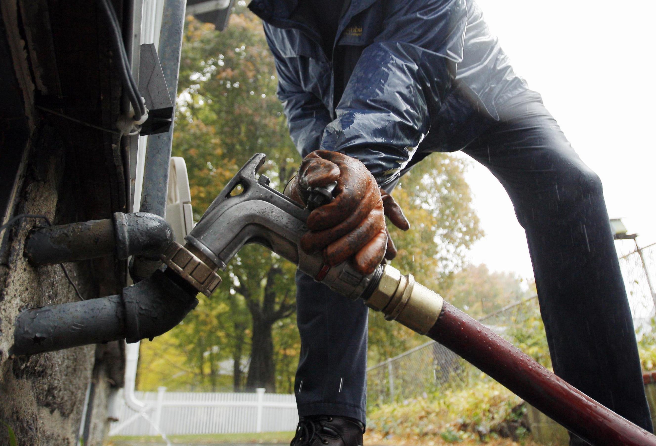 Πώς επηρεάζει τους έλληνες καταναλωτές η πτώση στην τιμή του πετρελαίου