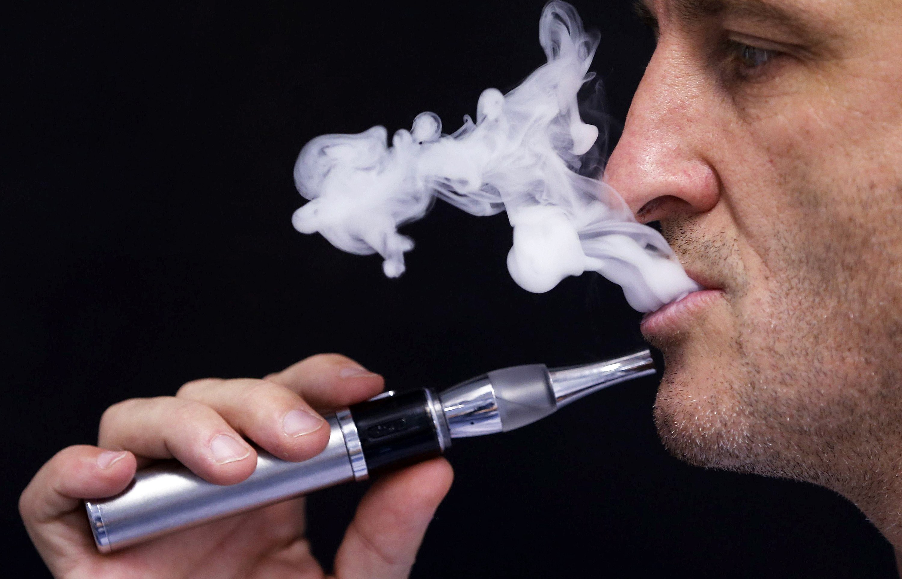 Τα ηλεκτρονικά τσιγάρα ίσως περιέχουν περισσότερες καρκινογόνες ουσίες