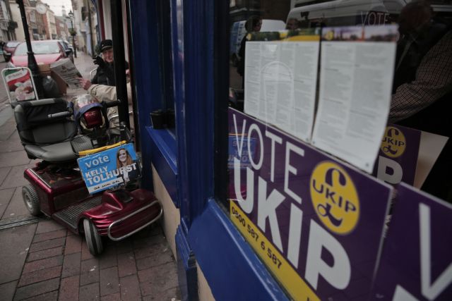 Ο Κάμερον σφίγγει το πλαίσιο για τους μετανάστες από την ΕΕ με φόντο το UKIP