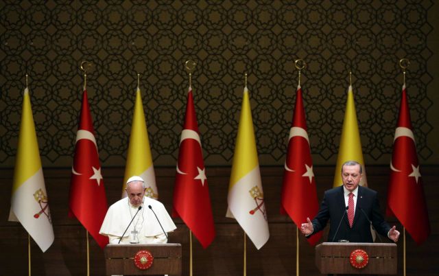 Τον θρησκευτικό φανατισμό καταδικάζει ο Πάπας από την Τουρκία