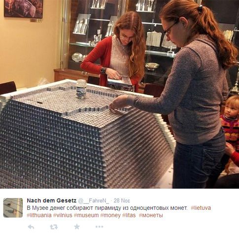 Φοιτητές έφτιαξαν πυραμίδα με ένα εκατομμύριο λιθουανικά κέρματα