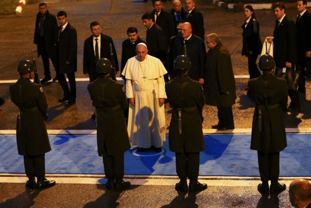 Ο Πάπας καλεί τους μουσουλμάνους ηγέτες να καταδικάσουν την τρομοκρατία
