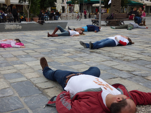 Σάμος: Πολίτες έπεσαν «νεκροί» στην μέση της πλατείας