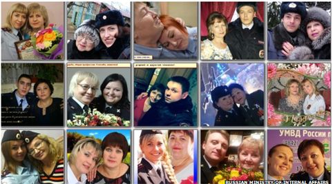 Ρώσοι αστυνομικοί βγάζουν selfies με τις μαμάδες τους