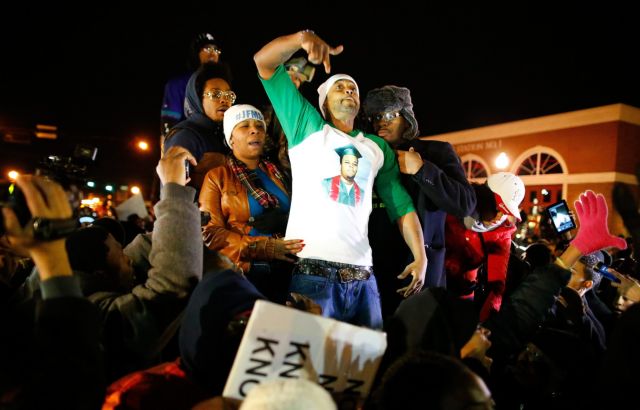 Φέργκιουσον: Υπό έρευνα ο πατριός του Μπράουν για «εμπρηστικά» σχόλια