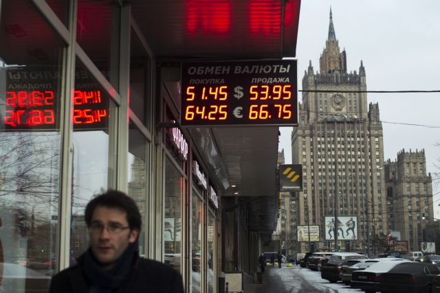 Υπό κατάρρευση το ρούβλι εν μέσω ανησυχιών για την ρωσική οικονομία