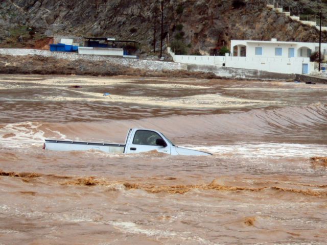 Θεσσαλονίκη: Απεγκλωβίστηκε οδηγός που παρασύρθηκε από ρέμα