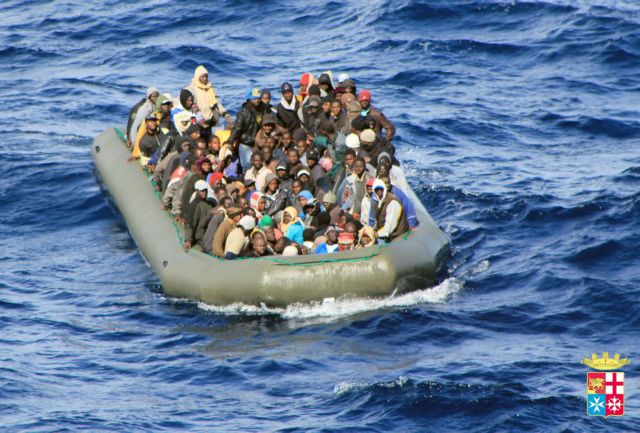 Μέσα σε λέμβο προς τη Λαμπεντούζα ξεψύχησαν 18 μετανάστες