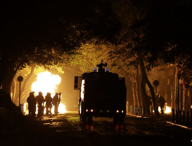 Νύχτα μολότοφ και προσαγωγών, ένταση μέχρι τα ξημερώματα στα Εξάρχεια