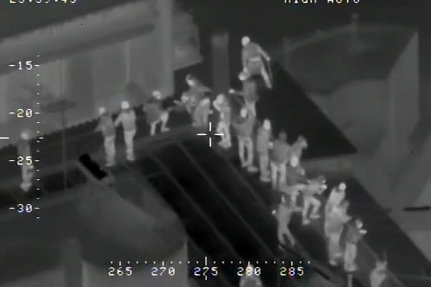 Βίντεο από ελικόπτερο της αστυνομίας δείχνει «ακροβολισμένα» άτομα