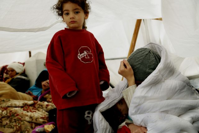 Αντιδρούν οι Σύροι στη μετακίνηση γυναικών και παιδιών από το Σύνταγμα