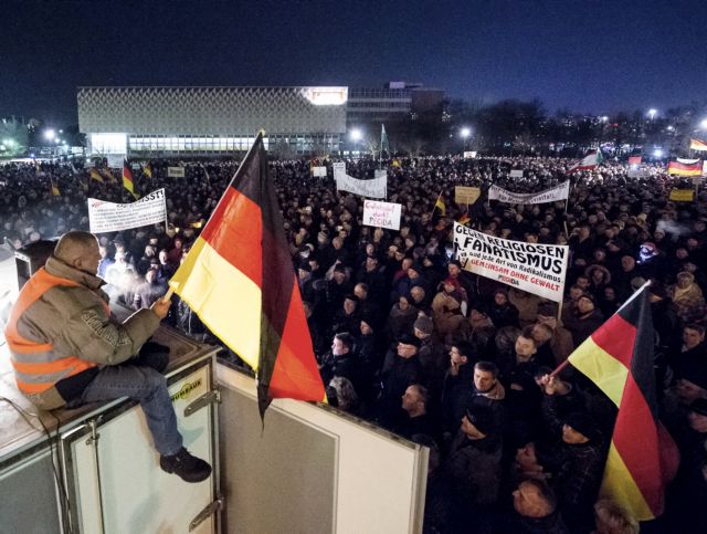 Γερμανοί «θορυβημένοι πολίτες» με συνθήματα εναντίον των μεταναστών