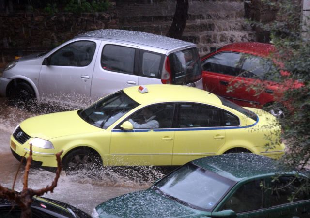 Χάος στους δρόμους της Αθήνας λόγω της βροχής