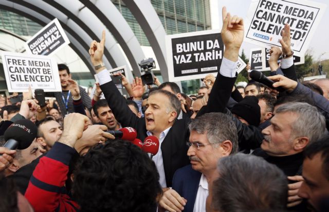 Τουρκία: «Πογκρόμ» κατά ΜΜΕ του Γκιουλέν, συλλήψεις δημοσιογράφων