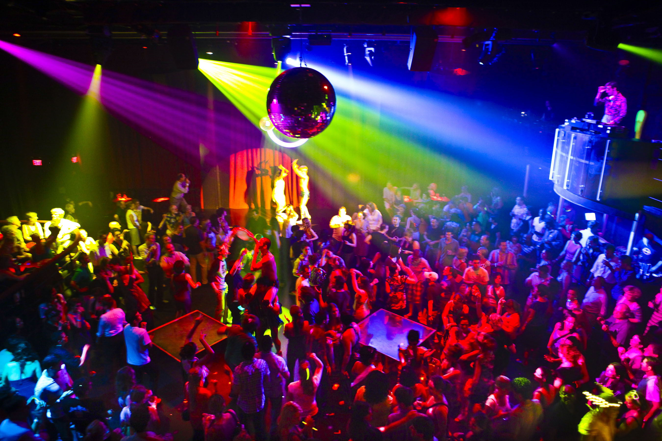 Τα clubs της πόλης χορεύουν σε ρυθμούς... γιορτινούς