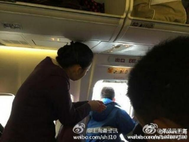 Κινέζος άνοιξε την πόρτα του αεροπλάνου για να… πάρει αέρα