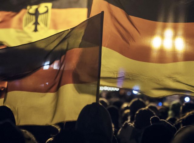 Φουσκώνει το Pegida, ξανά αντιμεταναστευτικά συνθήματα στη Δρέσδη